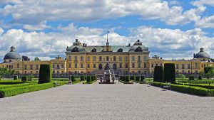 trip.am - castle park drottningholm symmetrical equipment
